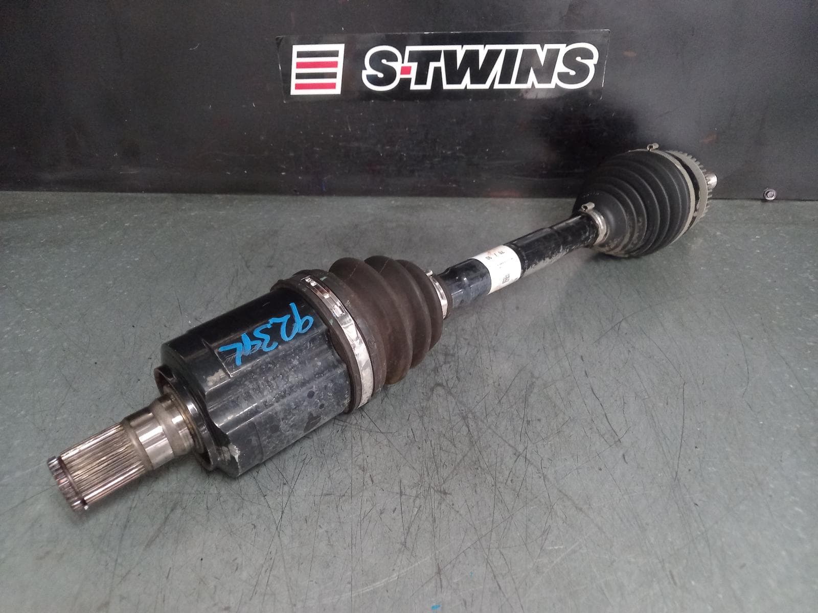 Used auto part listing image: 2016 KIA SORENTO LEFT DRIVESHAFT FRONT, DIESEL, UM, 03/15-07/17 0000370199