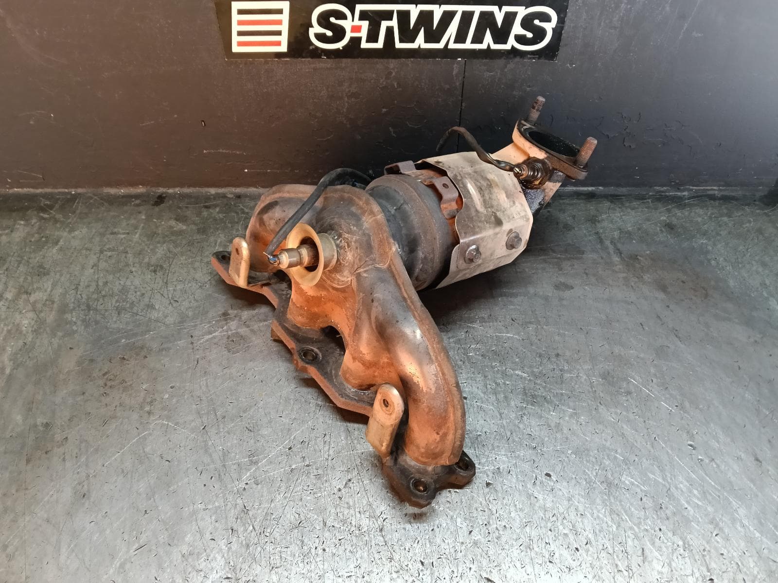 Used auto part listing image: 2013 HYUNDAI SANTA FE CATALYTIC CONVERTER MANIFOLD-CAT TYPE, 2.4, PETROL, DM, 06/12-05/15 0000414237