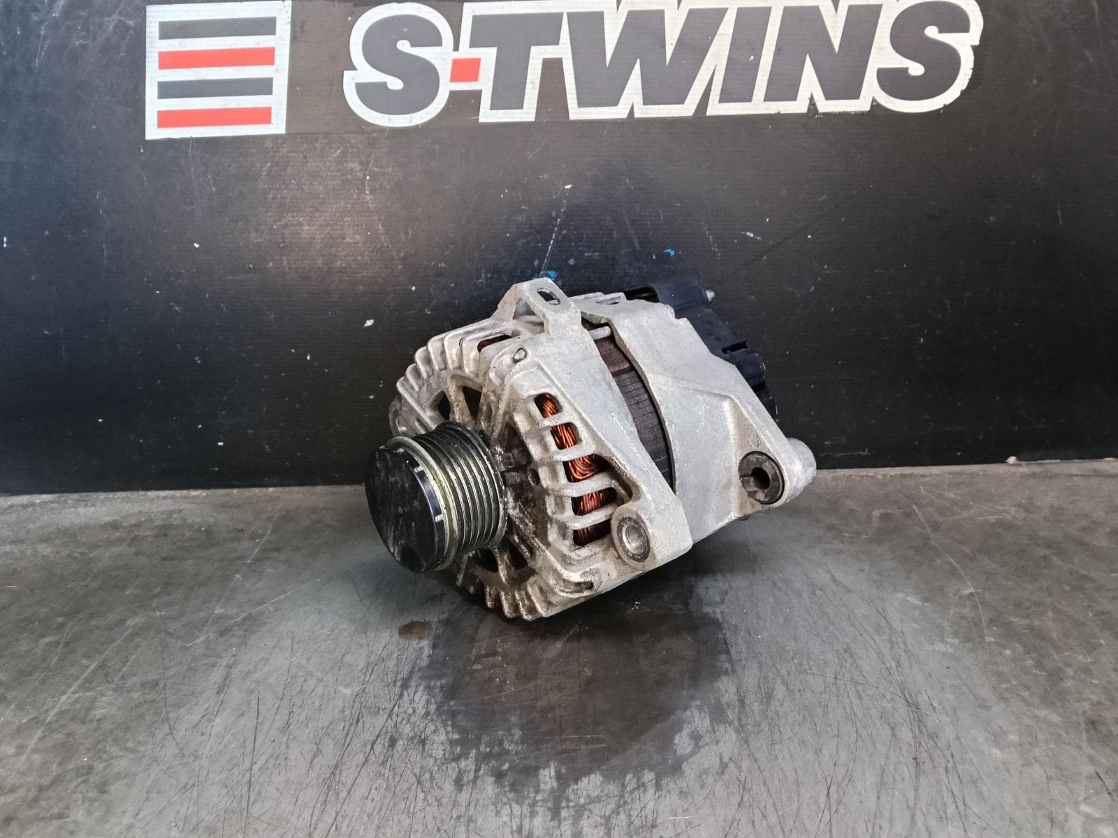 Used auto part listing image: 2013 HYUNDAI SANTA FE ALTERNATOR PETROL, 2.4, G4KJ, DM, 06/12-05/15 0000414240