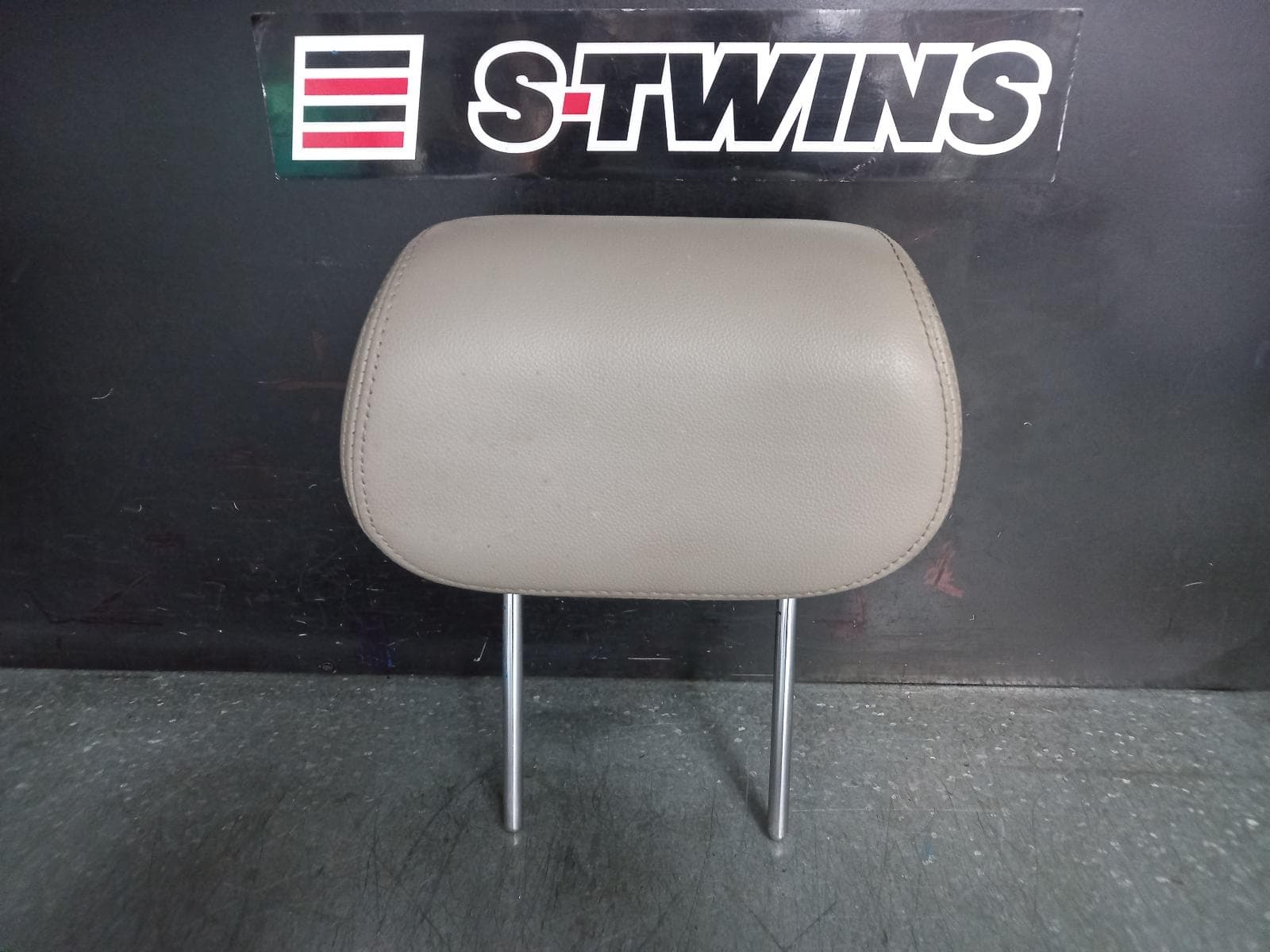 Used auto part listing image: 2016 KIA SORENTO HEADREST RH REAR 2ND ROW, LEATHER, UM, 03/15-01/20 0000370202
