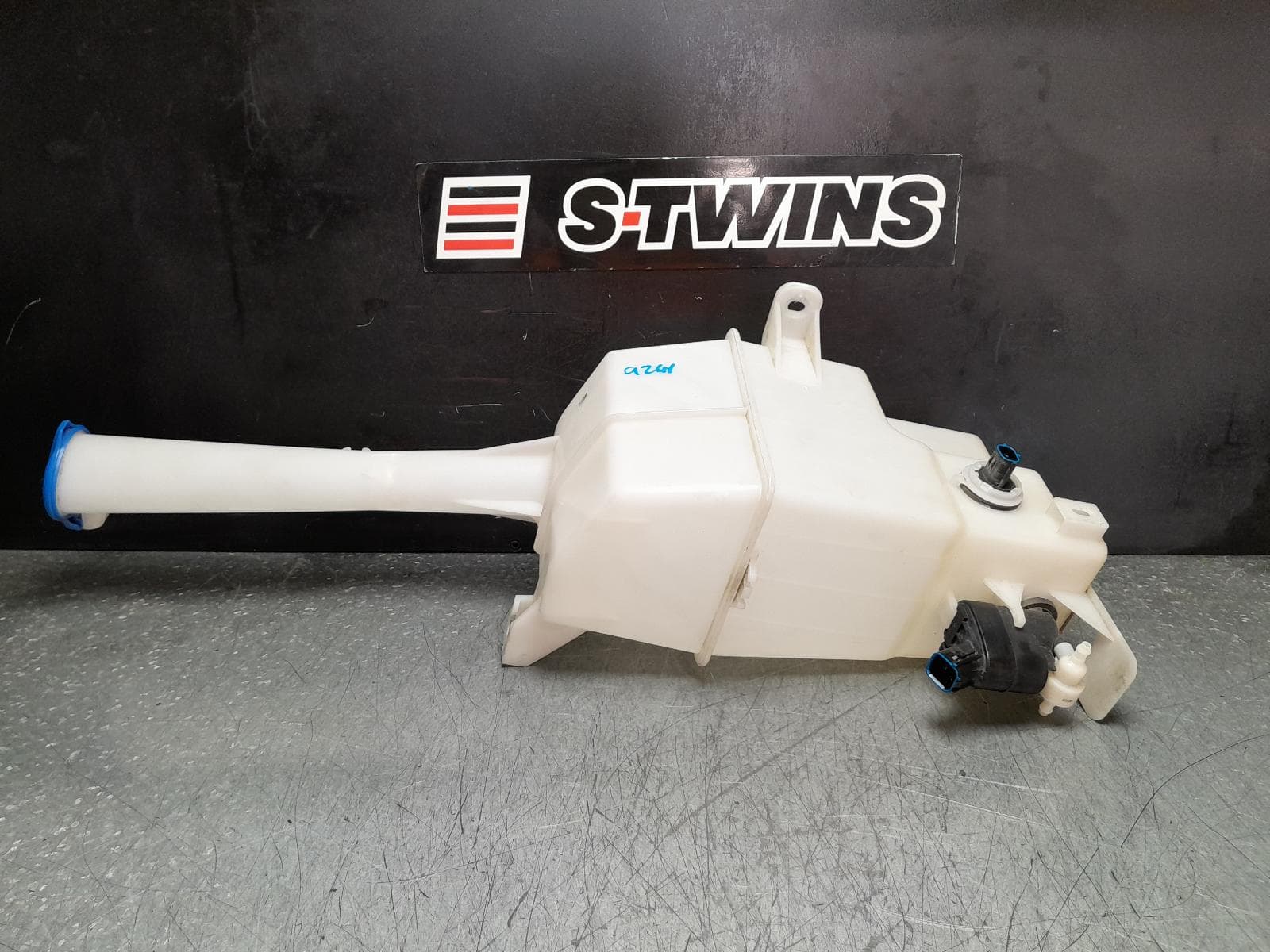 Used auto part listing image: 2017 HYUNDAI SANTA FE WASHER BOTTLE DM, NON H/LAMP WASHER TYPE, 06/12-02/18 0000368812