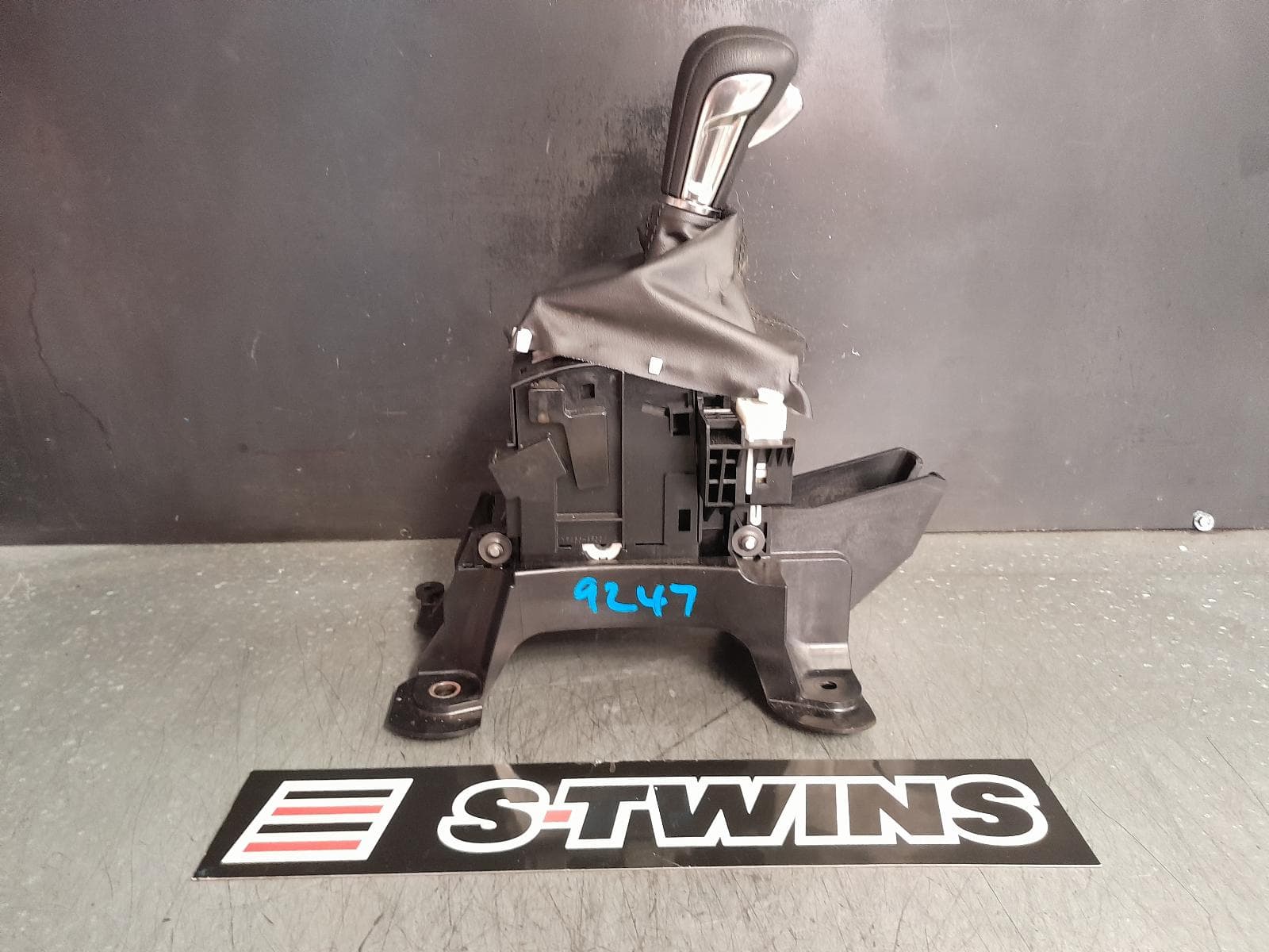 Used auto part listing image: 2021 MAZDA CX30 GEAR STICK SHIFTER DM, 10/19- 0000358729