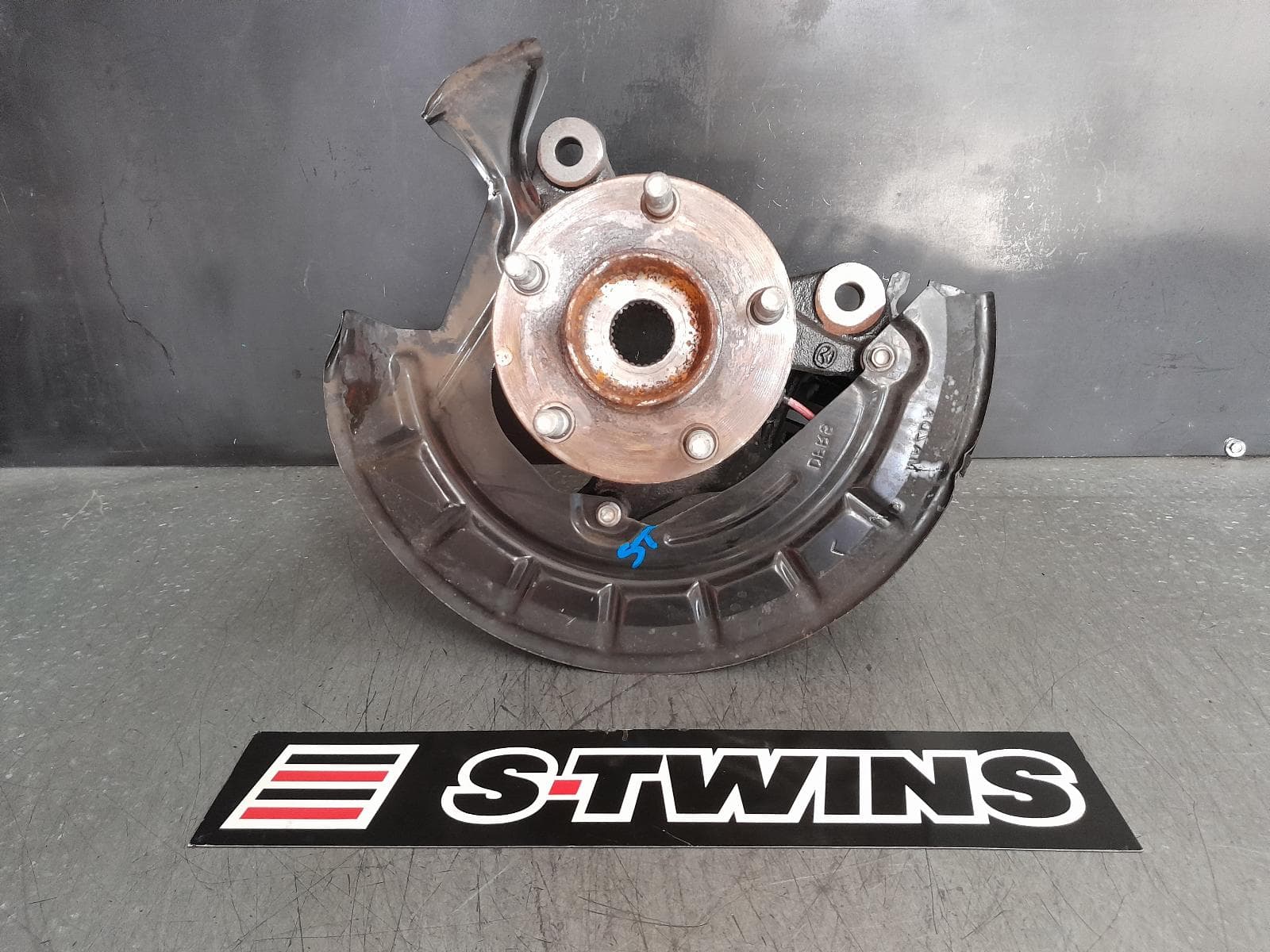 Used auto part listing image: 2021 MAZDA CX30 LEFT FRONT HUB ASSEMBLY DM, 10/19- 0000358758