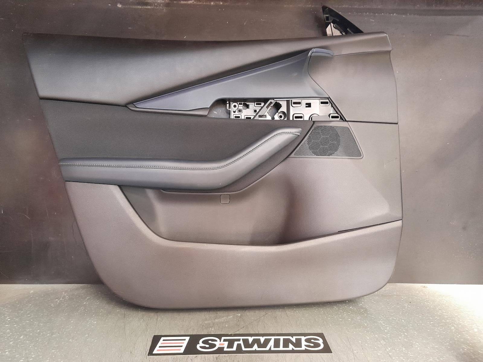 Used auto part listing image: 2021 MAZDA CX30 DOOR TRIM LH FRONT, DM, 10/19- 0000358771