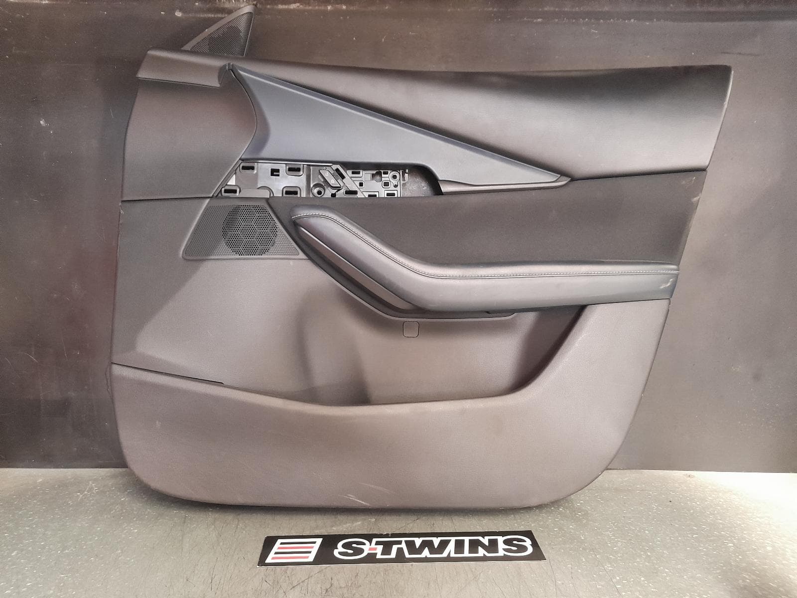 Used auto part listing image: 2021 MAZDA CX30 DOOR TRIM RH FRONT, DM, 10/19- 0000358773