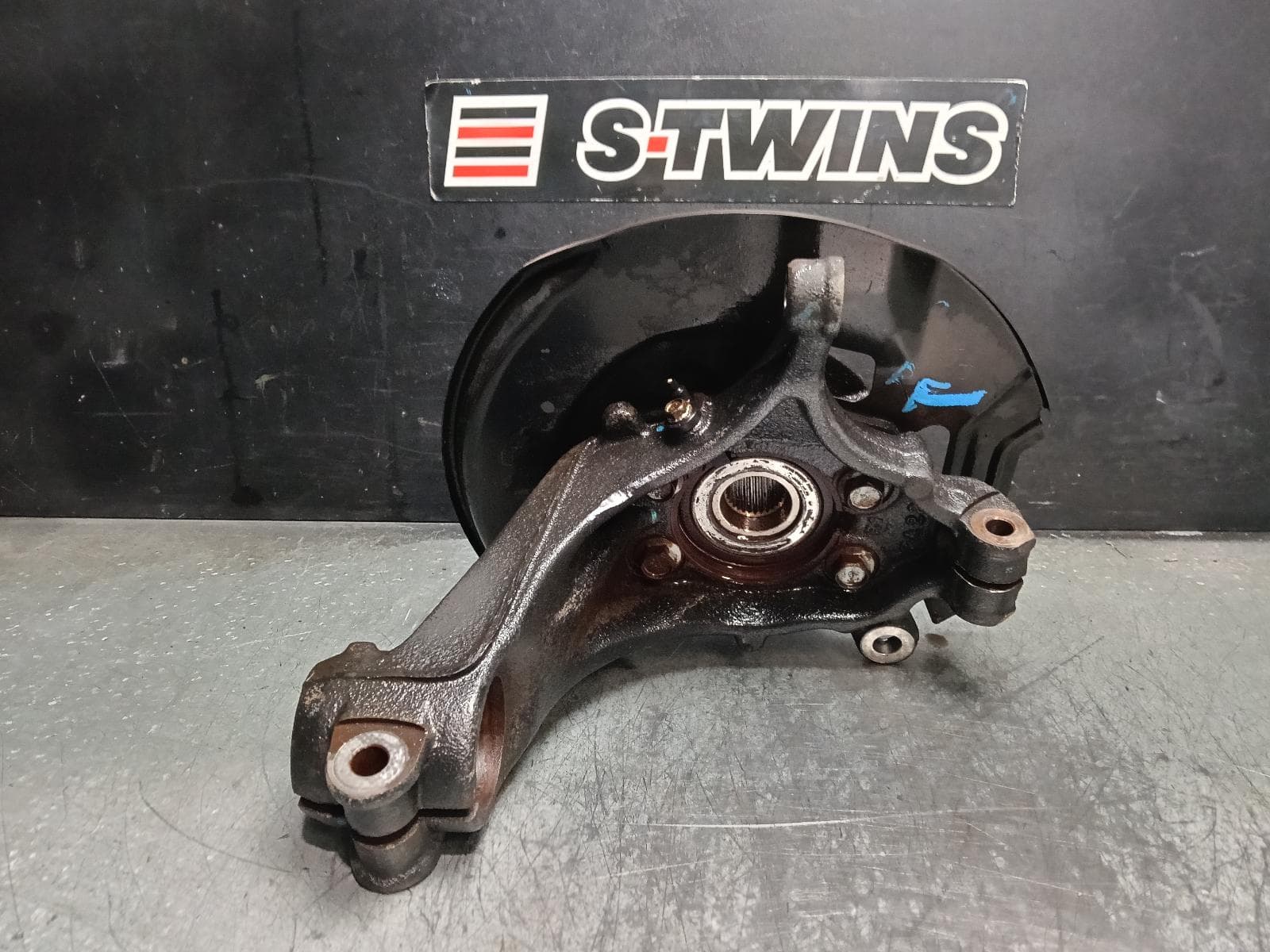 Used auto part listing image: 2017 RENAULT KALEOS RIGHT FRONT HUB ASSEMBLY XZG, 05/16- 0000414264