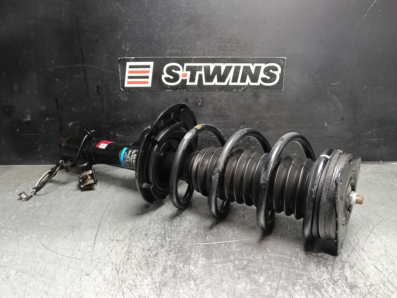 Used auto part listing image: 2017 RENAULT KALEOS RIGHT FRONT STRUT XZG, 05/16- 0000414265