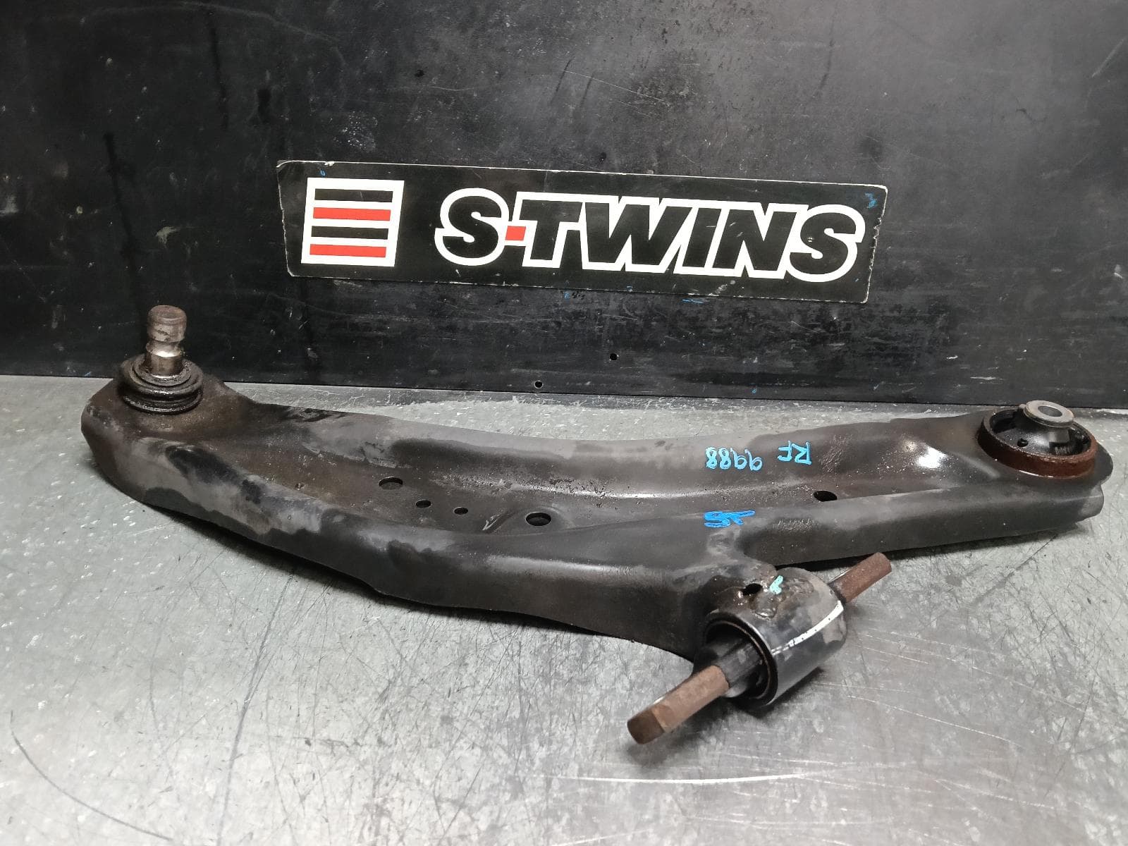 Used auto part listing image: 2017 RENAULT KALEOS RIGHT FRONT LOWER CONTROL ARM XZG, 05/16- 0000414266