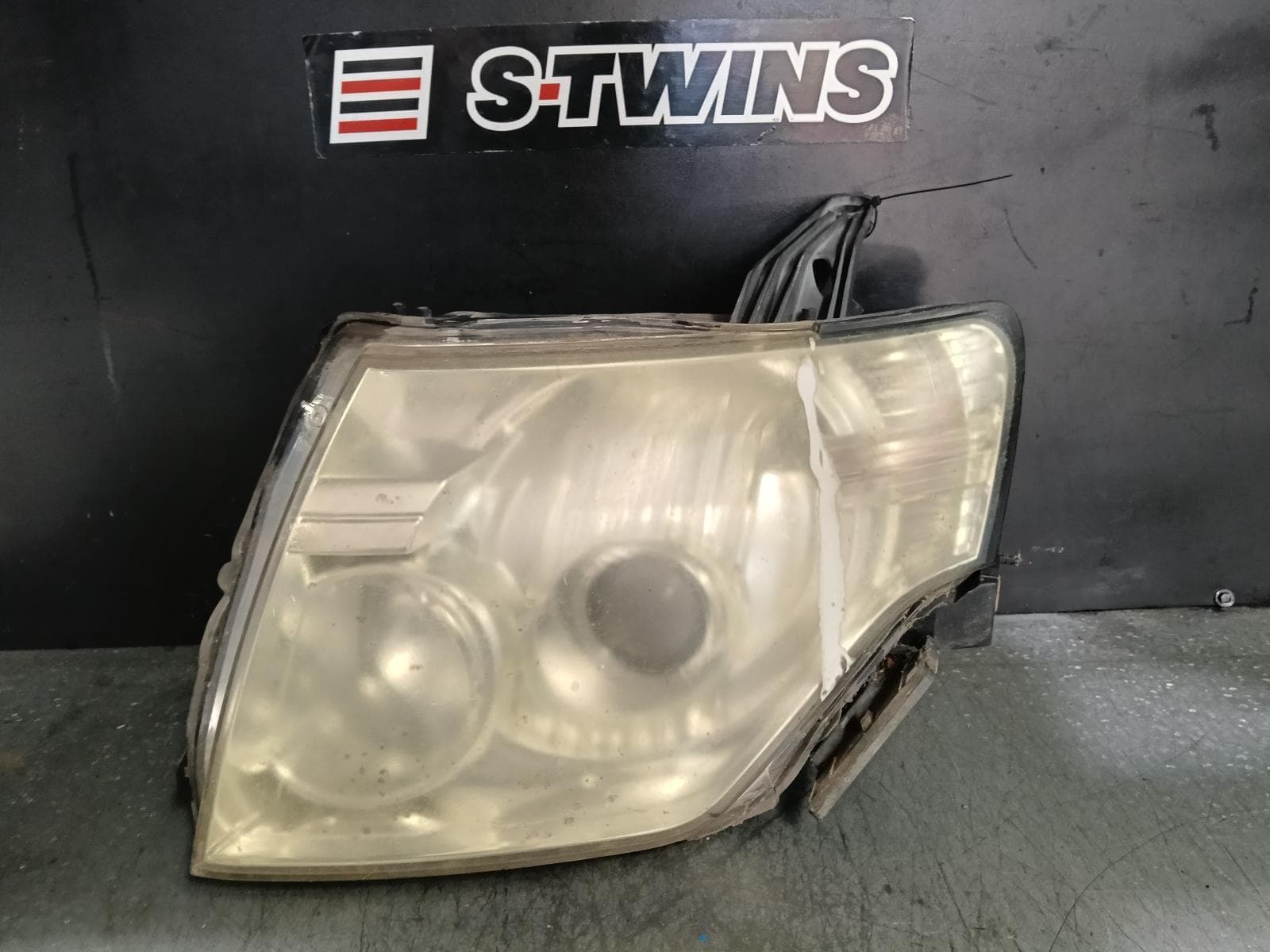 Used auto part listing image: 2007 MITSUBISHI PAJERO LEFT HEADLAMP NS-NT, HALOGEN, CHROME INSERT TYPE, GLX/GL/GLS, 08/06-10/09 0000387967