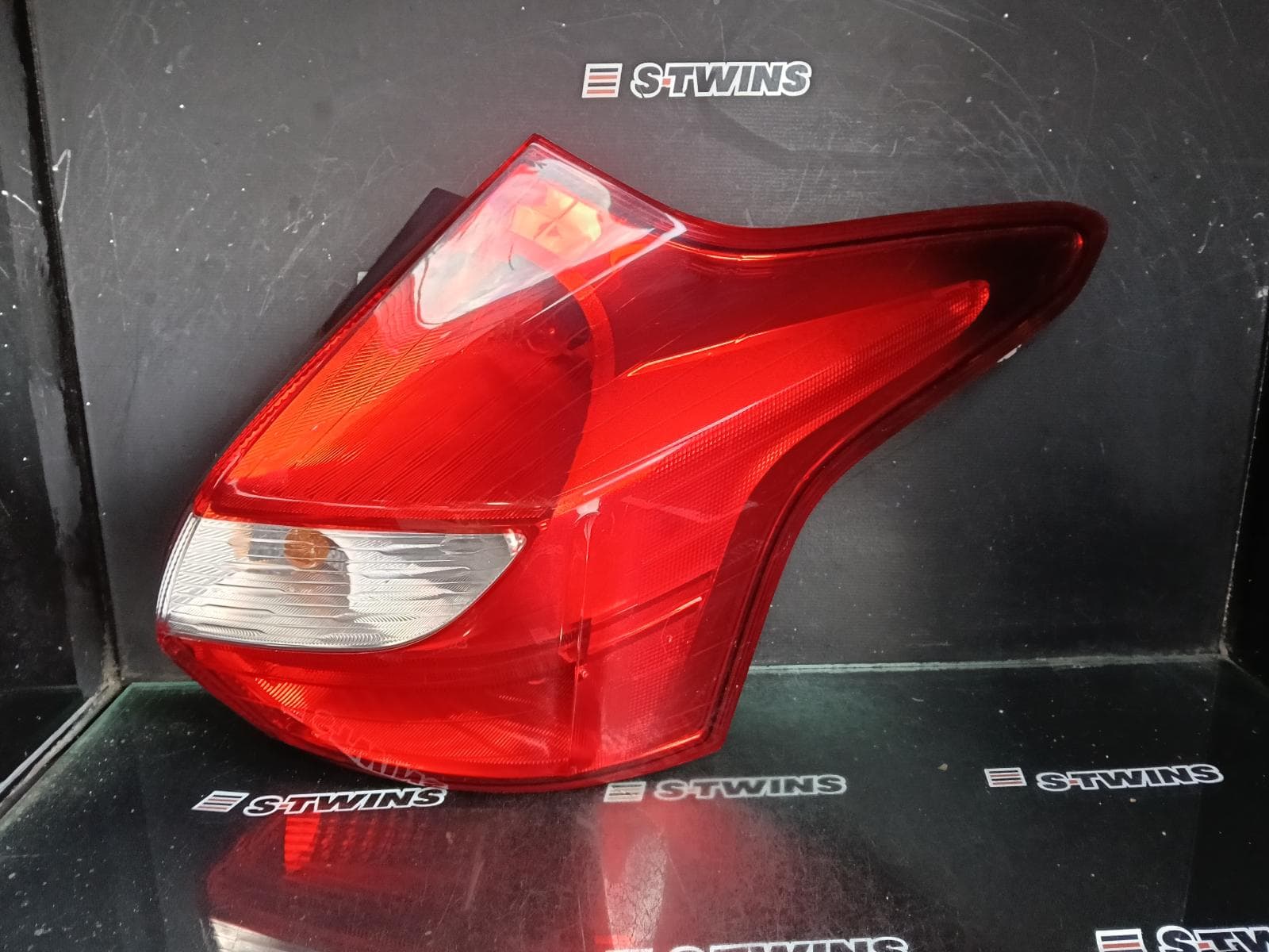 Used auto part listing image: 2012 FORD FOCUS RIGHT TAILLIGHT LW, HATCH, LED STRIPE TYPE, 05/11-08/15 0000410431