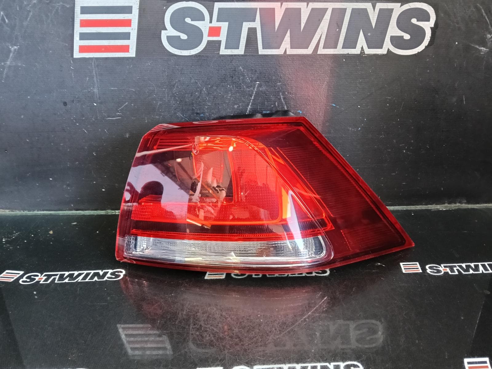 Used auto part listing image: 2015 VOLKSWAGEN GOLF RIGHT TAILLIGHT GEN 7, HATCH, GTi/R-LINE/HIGHLINE, NON LED TYPE, 11/12-03/17 0000394796