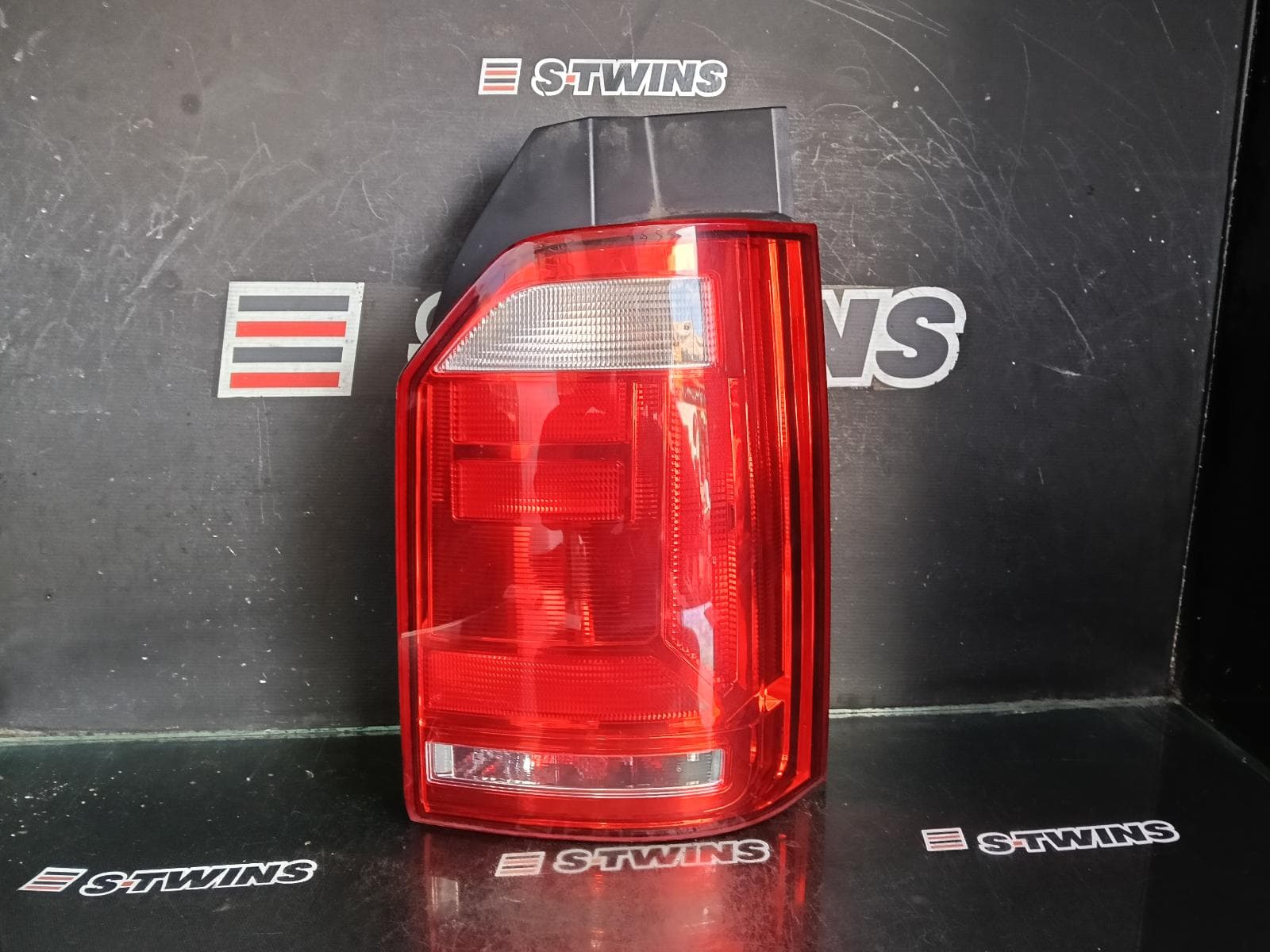 Used auto part listing image: 2017 VOLKSWAGEN TRANSPORTER RIGHT TAILLIGHT T6, IN BODY, HALOGEN TYPE, 07/15-07/20 0000389246