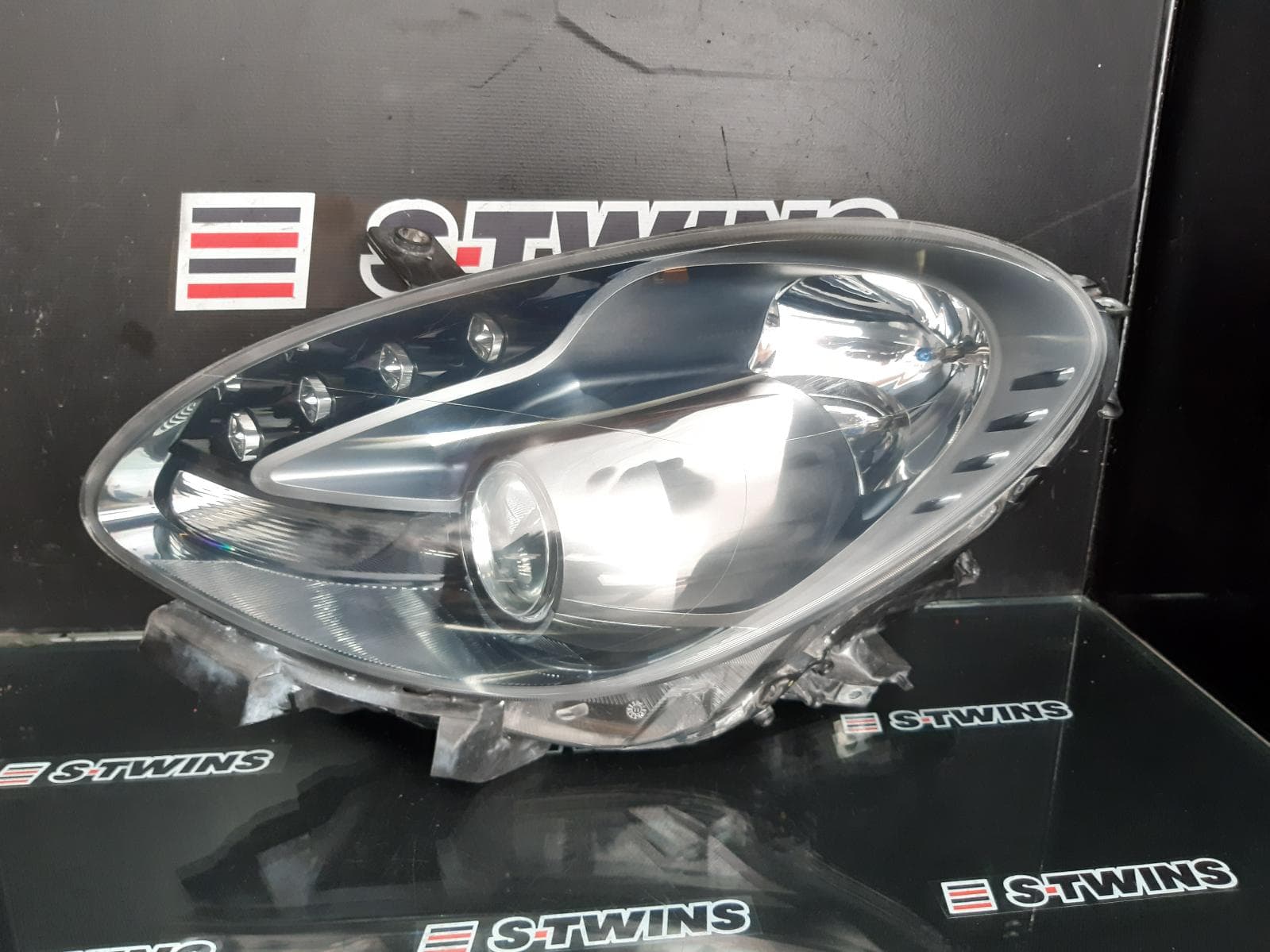 Used auto part listing image: 2012 ALFA ROMEO GIULIETTA LEFT HEADLAMP BLACK INSERT TYPE, XENON TYPE, 940 SERIES, 06/11-10/16 0000172366