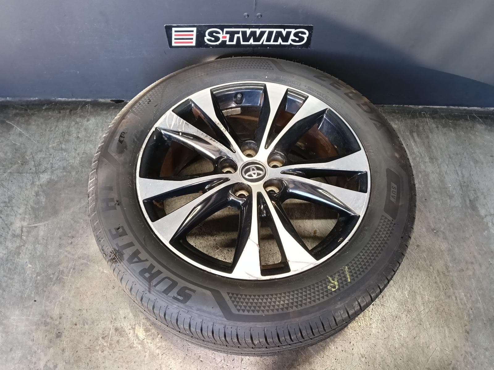 Used auto part listing image: 2015 TOYOTA RAV4 WHEEL MAG FACTORY, 18X7.5IN, XA40, 12/12-12/18 0000412276