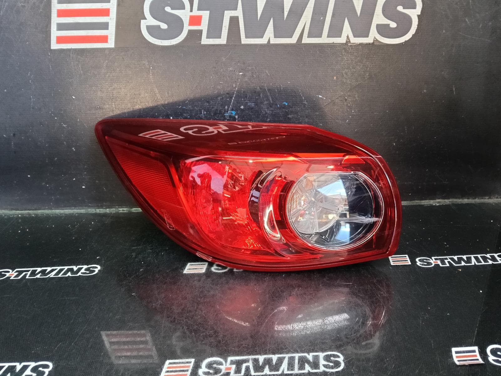 Used auto part listing image: 2015 MAZDA 3 LEFT TAILLIGHT BM-BN, HATCH, NON LED TYPE, 11/13-02/19 0000412907