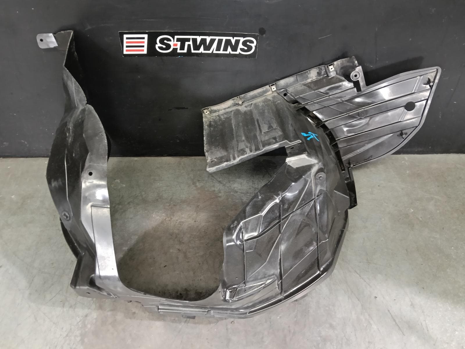 Used auto part listing image: 2016 SUZUKI VITARA RIGHT GUARD LINER VITARA, LY (VIN TSM), FRONT, 06/15- 0000389440