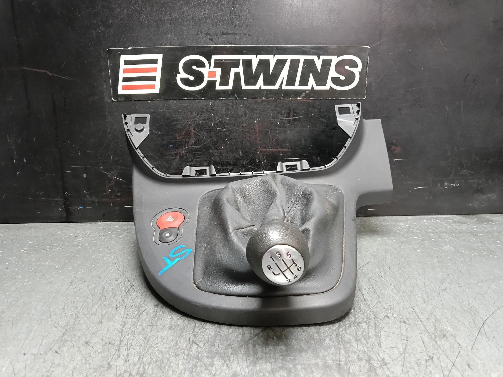 Used auto part listing image: 2019 RENAULT KANGOO GEAR STICK SHIFTER X61, 10/10-02/22 0000388845