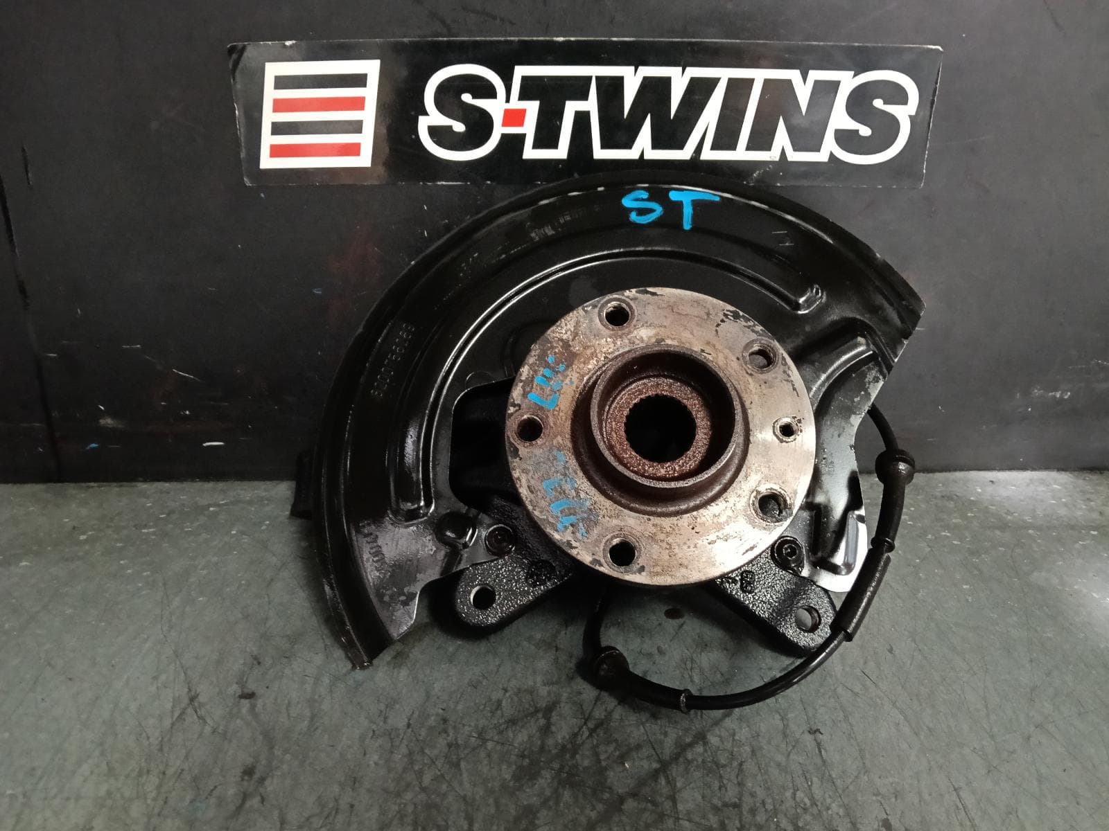 Used auto part listing image: 2019 RENAULT KANGOO LEFT FRONT HUB ASSEMBLY X61, 10/10-02/22 0000388856