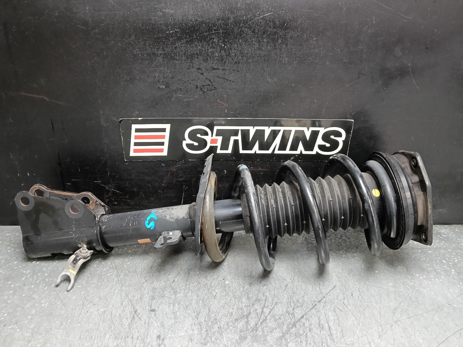 Used auto part listing image: 2019 RENAULT KANGOO LEFT FRONT STRUT DIESEL, 1.5, X61, 09/13-02/22 0000388857