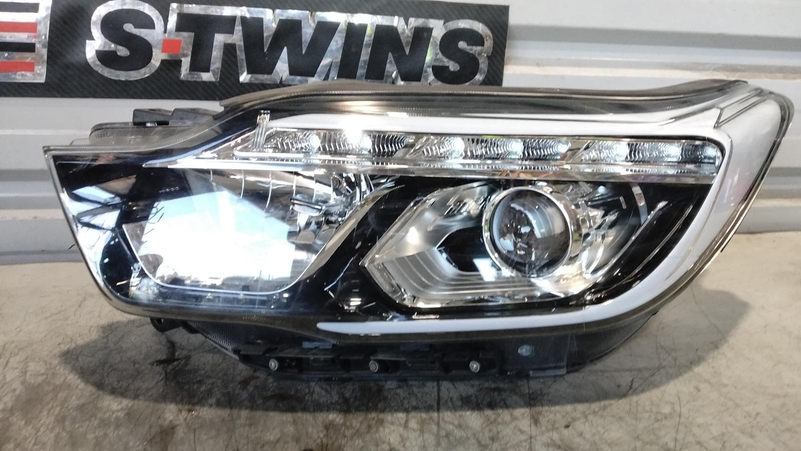 Used auto part listing image: 2022 SSANGYONG MUSSO LEFT HEADLAMP Q200 SERIES, UTE, W/ XENON TYPE, 05/21- 0000408136