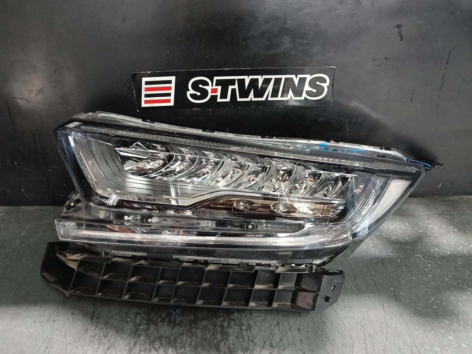 Used auto part listing image: 2022 HONDA CRV LEFT HEADLAMP RW, LED TYPE, 05/17-08/23 0000398052