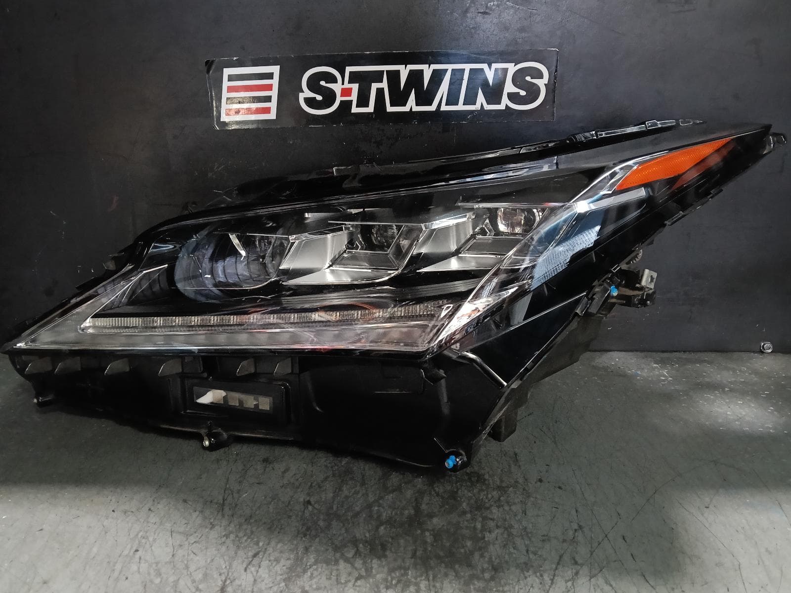 Used auto part listing image: 2018 LEXUS RX SERIES LEFT HEADLAMP AL20, F SPORT/SPORTS LUXURY, TRIPLE STACK LED TYPE, 09/15-10/19 0000401340