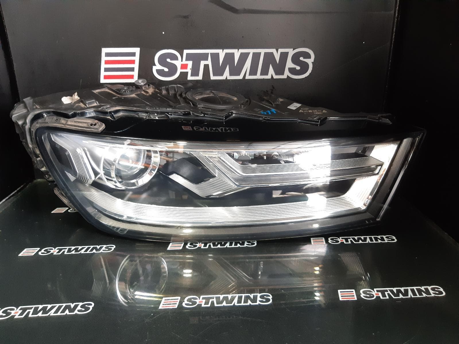 Used auto part listing image: 2017 AUDI Q7 RIGHT HEADLAMP 4M, XENON TYPE, 09/15-03/20 0000360363