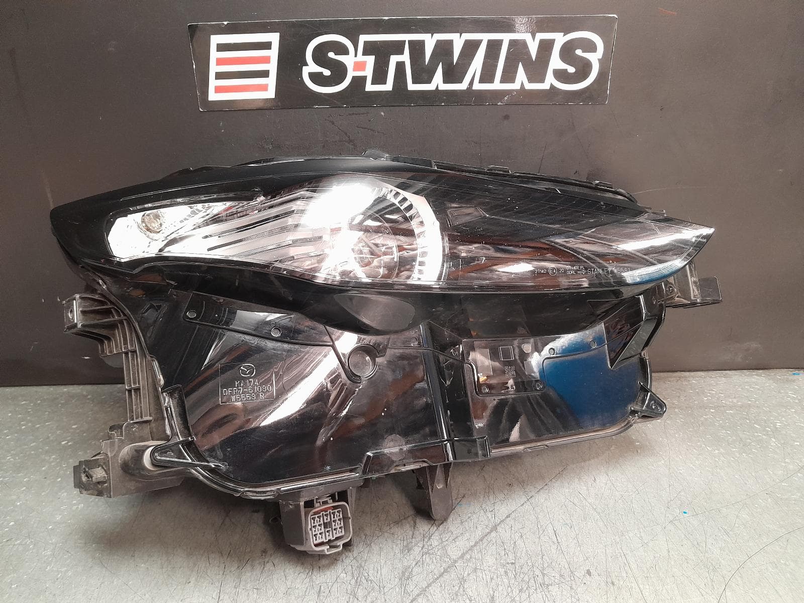 Used auto part listing image: 2021 MAZDA CX30 RIGHT HEADLAMP DM, W/ LED TYPE, NON ADAPTIVE TYPE, 10/19- 0000379882