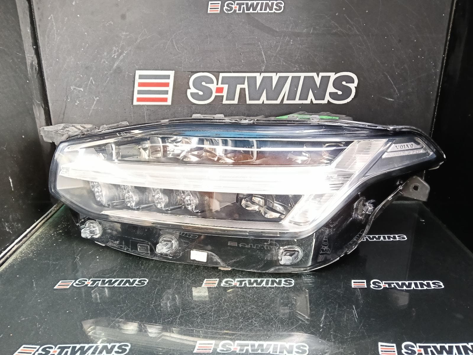 Used auto part listing image: 2016 VOLVO XC90 LEFT HEADLAMP Mk2, W/ LED TYPE, 04/15-11/24 0000391289