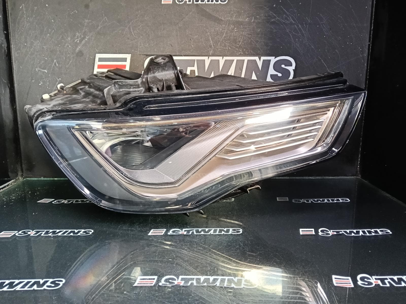 Used auto part listing image: 2014 AUDI A3 RIGHT HEADLAMP 8V, SEDAN/HATCH, LED TYPE, 12/13-04/16 0000391260
