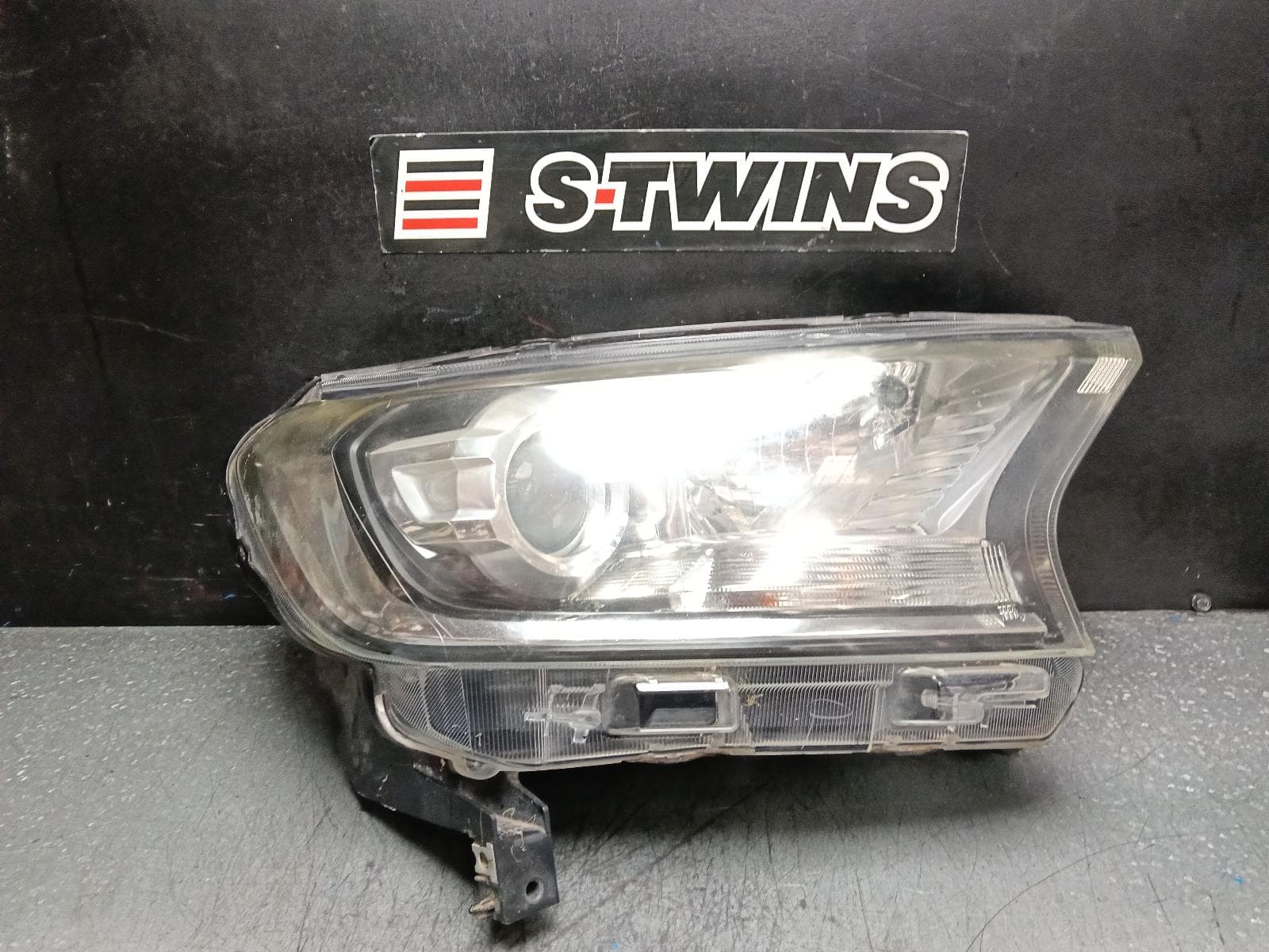 Used auto part listing image: 2016 FORD RANGER RIGHT HEADLAMP PX SERIES 2, XLT/WILDTRAK, PROJECTOR TYPE, 06/15-06/18 0000388653