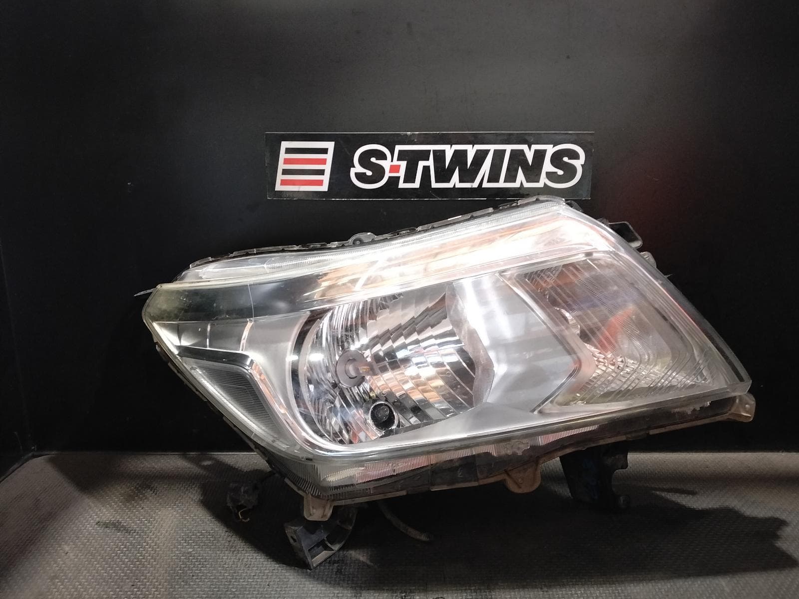 Used auto part listing image: 2016 NISSAN NAVARA RIGHT HEADLAMP NP300, SL/SL WARRIOR/DX/RX, HALOGEN TYPE, CHROME TYPE, 04/15-11/20 0000382157