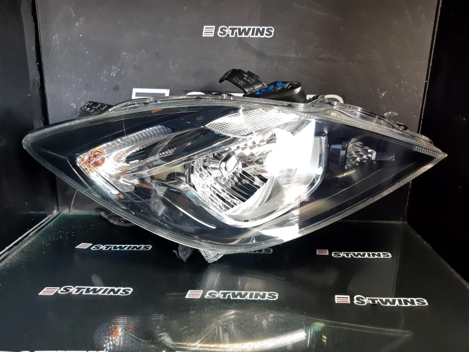 Used auto part listing image: 2018 MAZDA BT50 RIGHT HEADLAMP UR, W/ AUTO ON/OFF FUNCTION, 09/15-06/20 0000369329