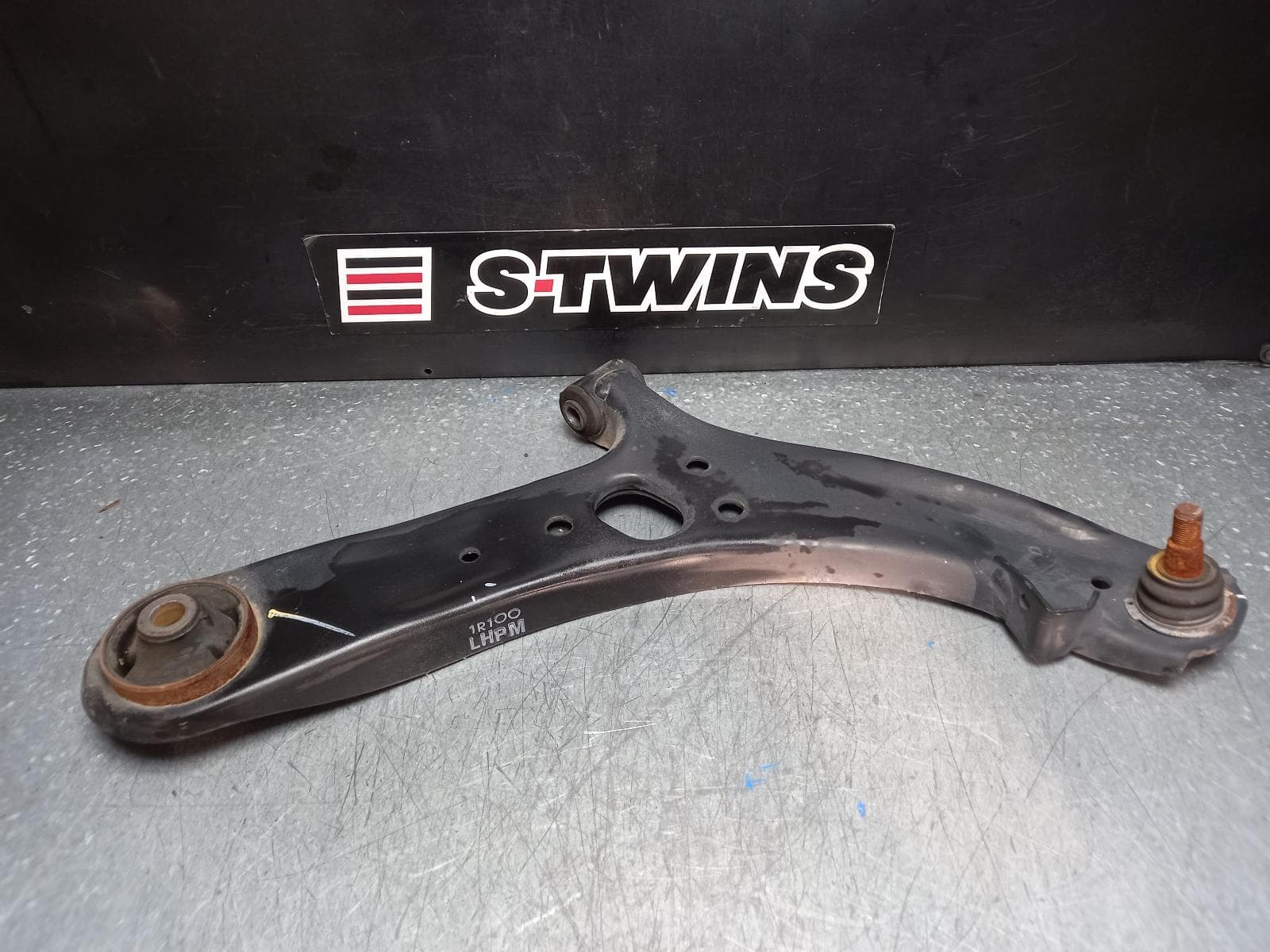 Used auto part listing image: 2016 HYUNDAI ACCENT RIGHT FRONT LOWER CONTROL ARM RB, 05/11-12/19 0000374322