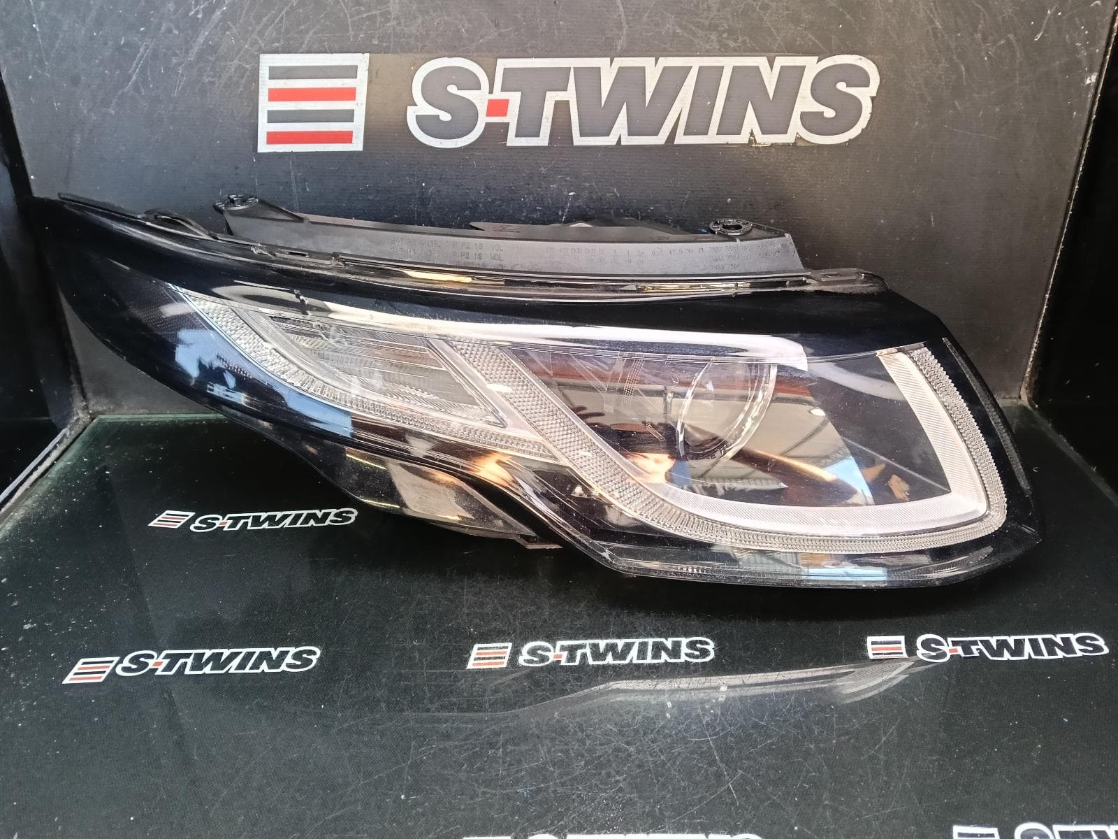 Used auto part listing image: 2017 LAND ROVER RANGE ROVER EVOQUE RIGHT HEADLAMP L538, XENON, 07/15-01/19 0000412614