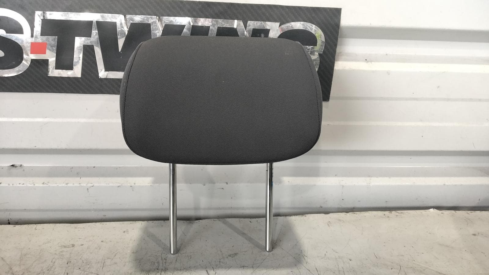 Used auto part listing image: 2017 KIA SORENTO HEADREST LH REAR 2ND ROW, CLOTH, UM, 03/15-02/20 0000407947