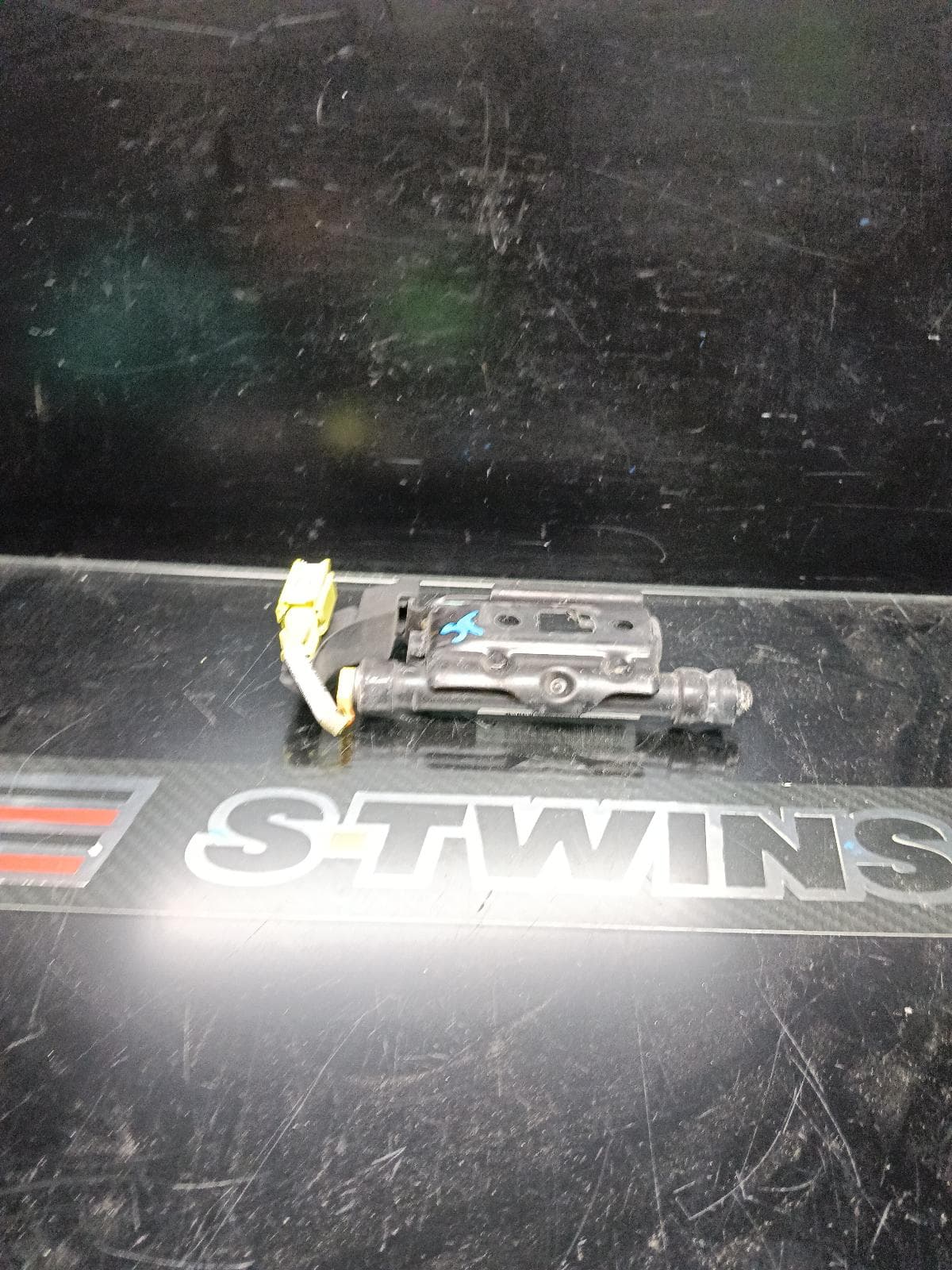 Used auto part listing image: 2015 LEXUS IS SERIES BONNET HINGE STRUT LIFT ACTUATOR (LH SIDE), XE30, 04/13-08/20 0000406766