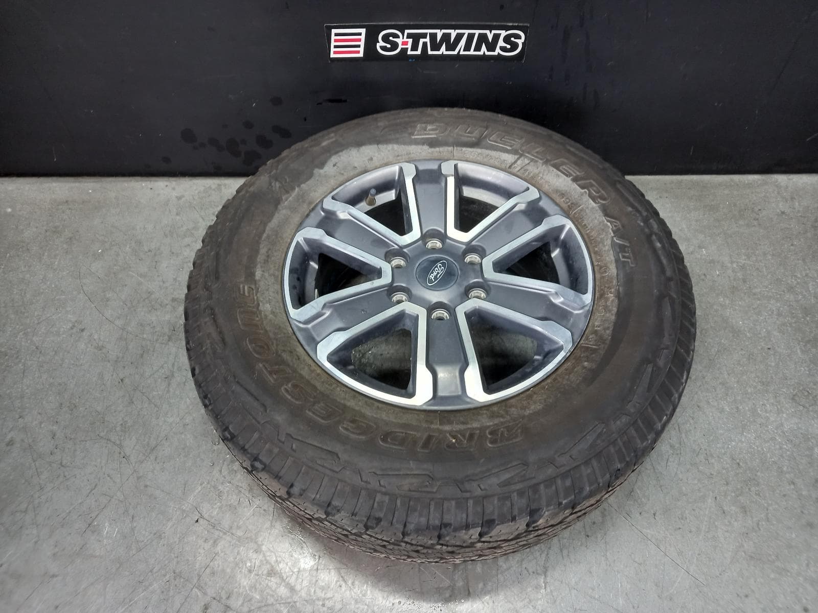 Used auto part listing image: 2023 FORD RANGER WHEEL MAG RA, FACTORY, 17X7.5IN, 6 SINGLE SPOKE, GREY, 05/22- 0000376888