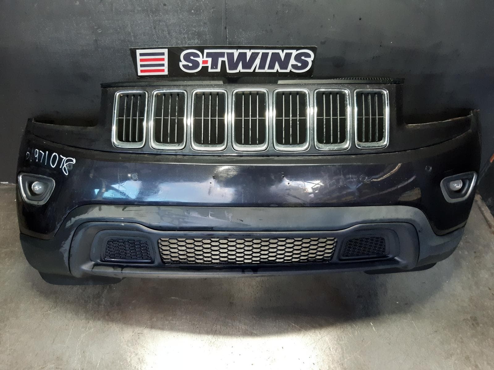 Used auto part listing image: 2015 JEEP GRANDCHEROKEE FRONT BUMPER WK, BUMPER BAR (2 PIECE), LAREDO, NON PARK SENSOR TYPE, 04/13-09/16 0000347598