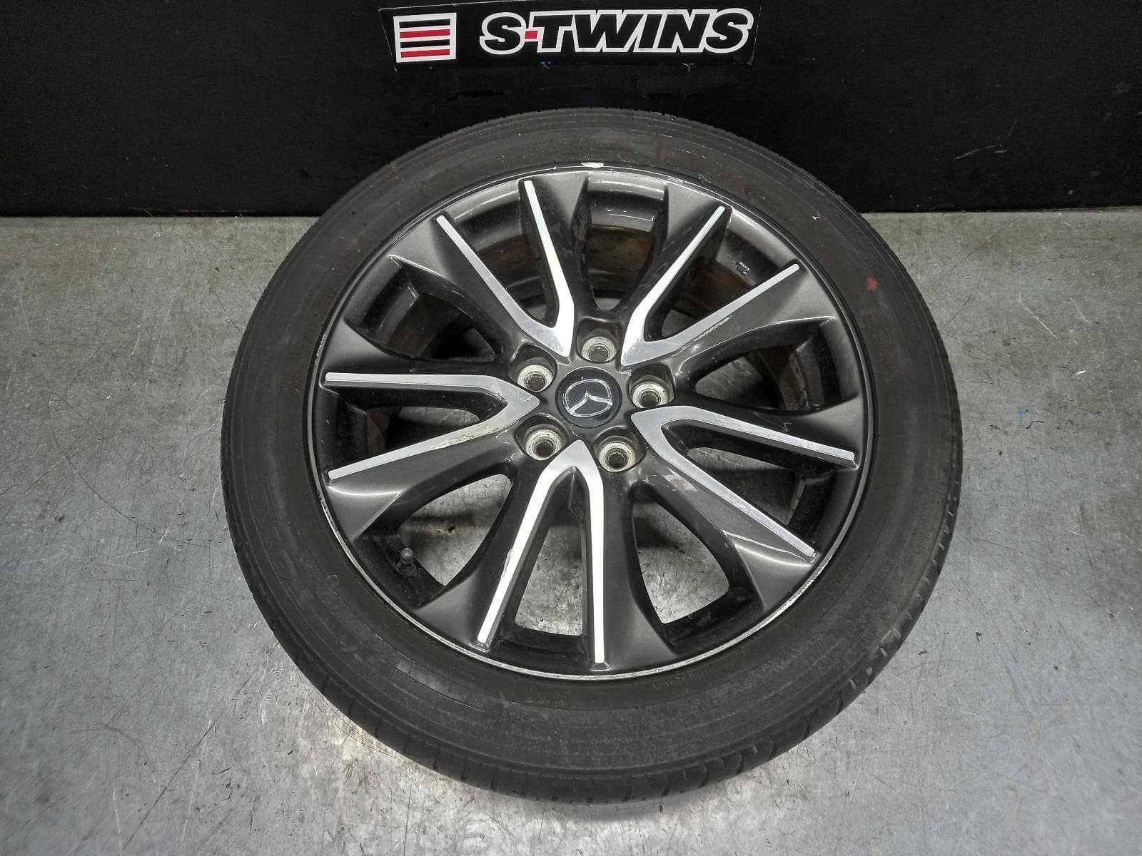 Used auto part listing image: 2016 MAZDA CX3 WHEEL MAG FACTORY, 18X7IN, 5 V SPOKE, BI-COLOUR, DK, 03/15-05/18 0000386257