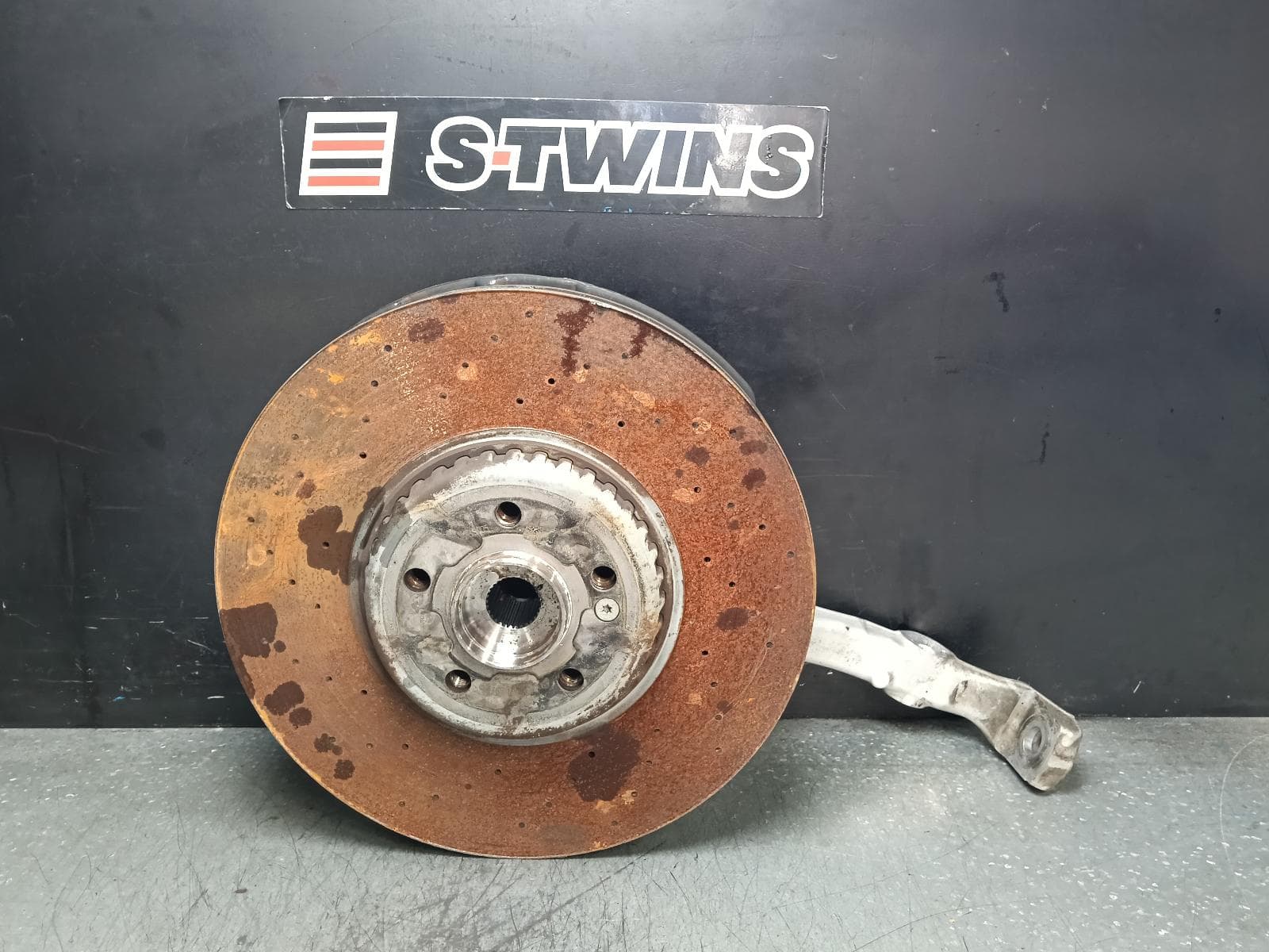 Used auto part listing image: 2022 MERCEDES GLC CLASS LEFT FRONT HUB ASSEMBLY X253/C253, 09/15-03/23 0000393811