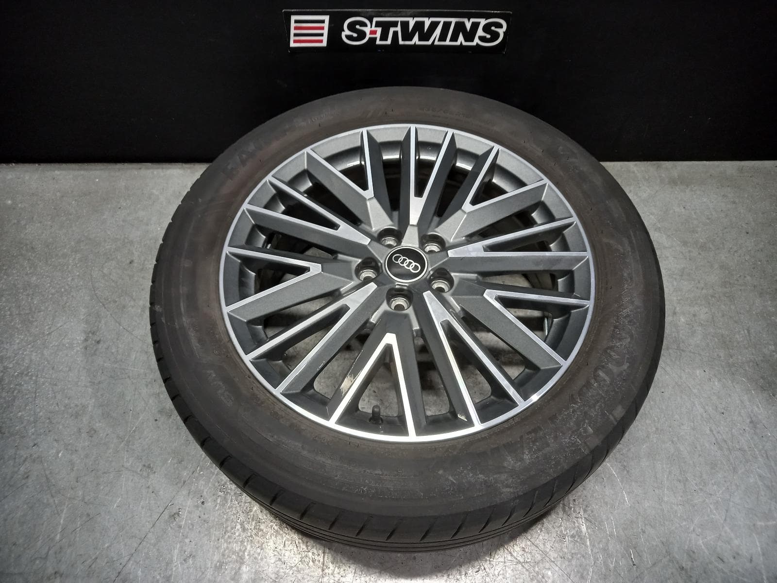 Used auto part listing image: 2022 AUDI Q3 WHEEL MAG FACTORY, 19X7IN, 10 V SPOKE, F3, 03/19- 0000375380
