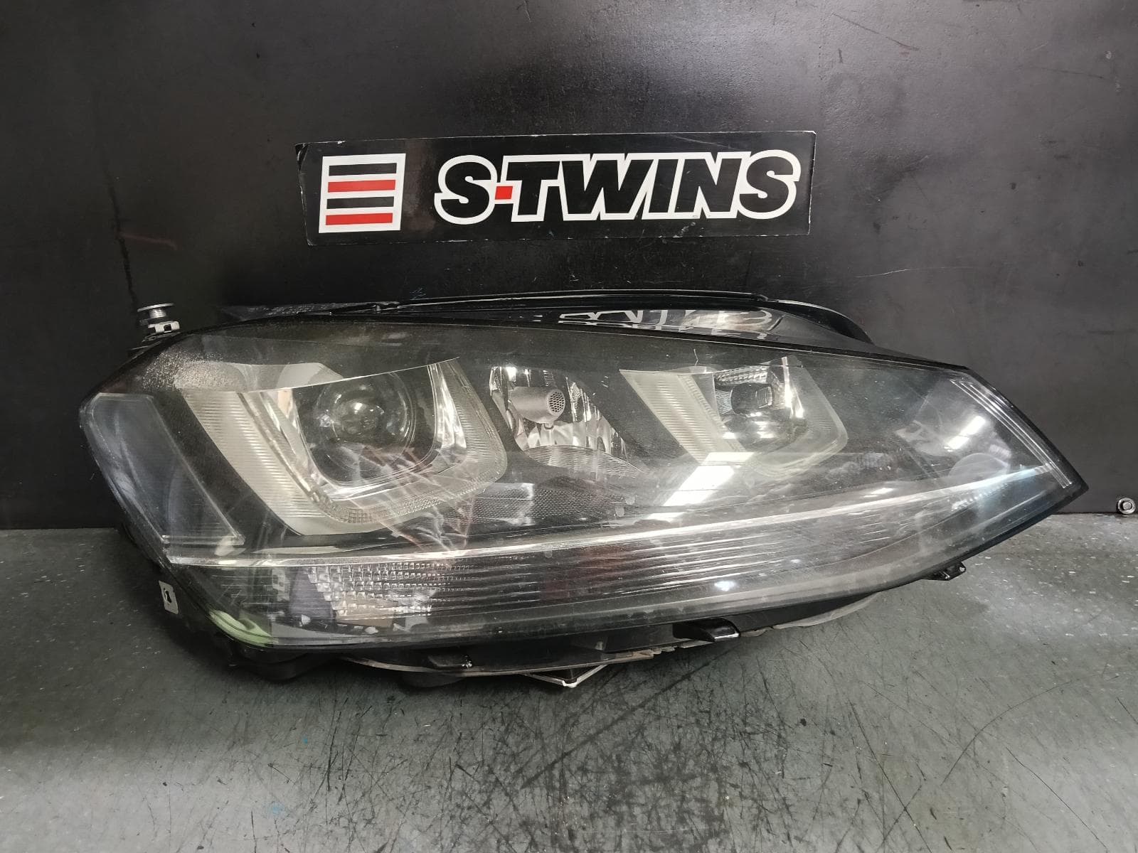 Used auto part listing image: 2017 VOLKSWAGEN GOLF RIGHT HEADLAMP GEN 7, ALLTRACK, LED TYPE, 03/17-08/20 0000386180
