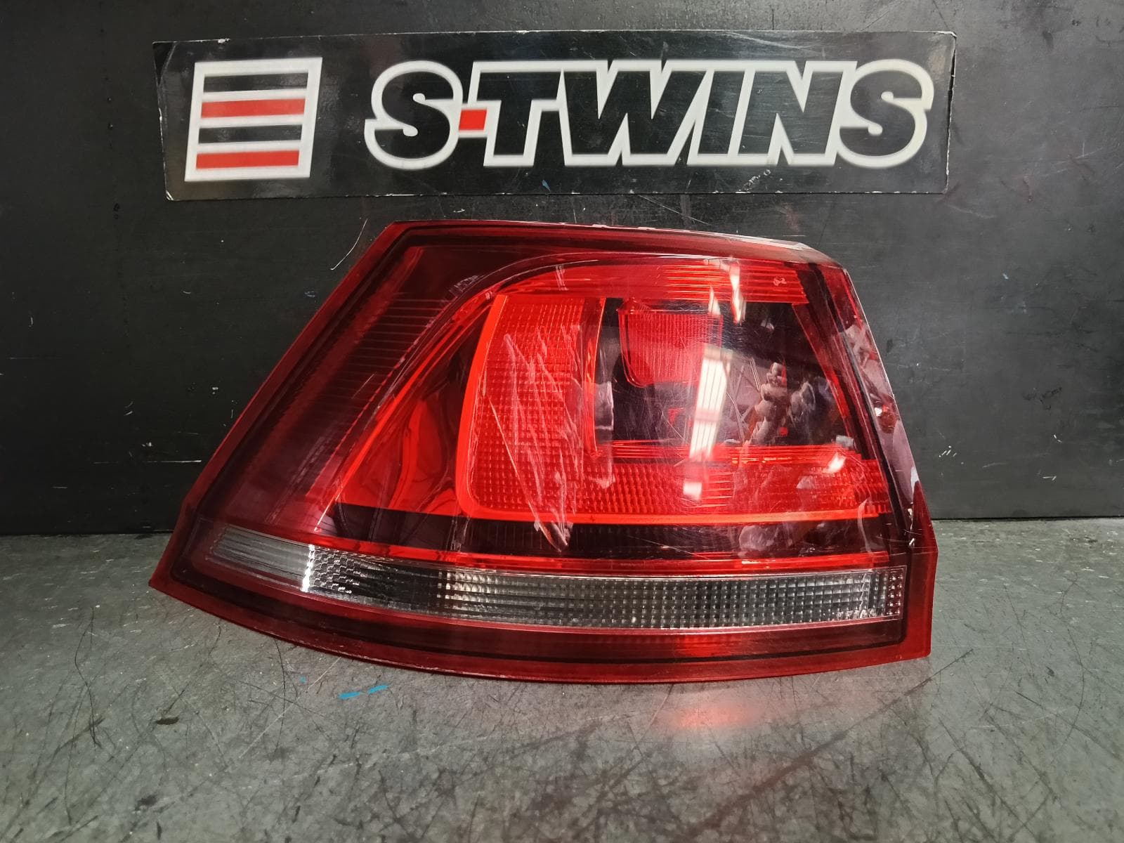 Used auto part listing image: 2017 VOLKSWAGEN GOLF LEFT TAILLIGHT GEN 7, WAGON ALLTRACK, NON LED TYPE, 05/15-03/17 0000386182