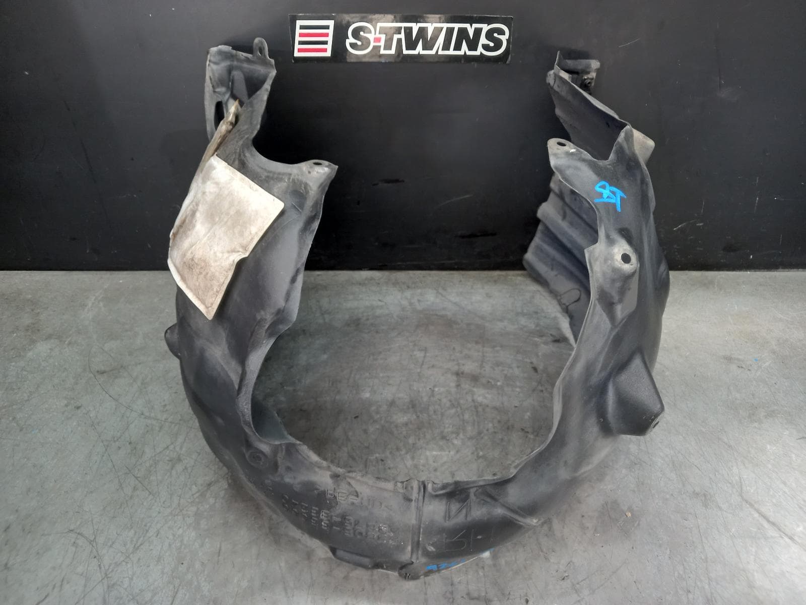Used auto part listing image: 2019 TOYOTA CAMRY RIGHT GUARD LINER XV70, REAR, 09/17-05/24 0000385815