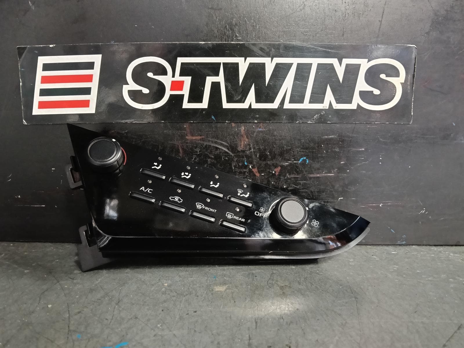 Used auto part listing image: 2019 TOYOTA CAMRY HEATER AC CONTROLS NON CLIMATE CONTROL TYPE, XV70, 09/17-05/24 0000385826