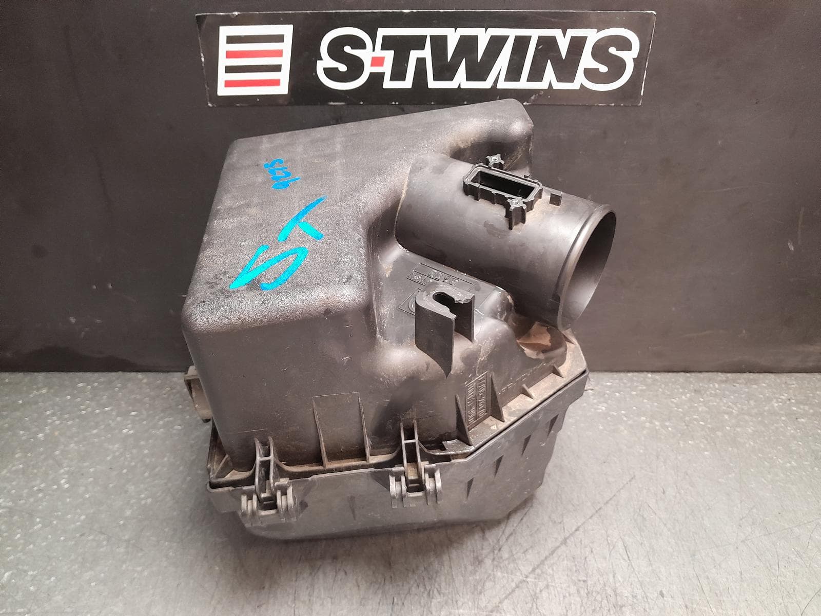 Used auto part listing image: 2014 TOYOTA RAV4 AIR CLEANER BOX AIR CLEANER, ALA49R, 2.2, DIESEL, 12/12-12/18 0000376478