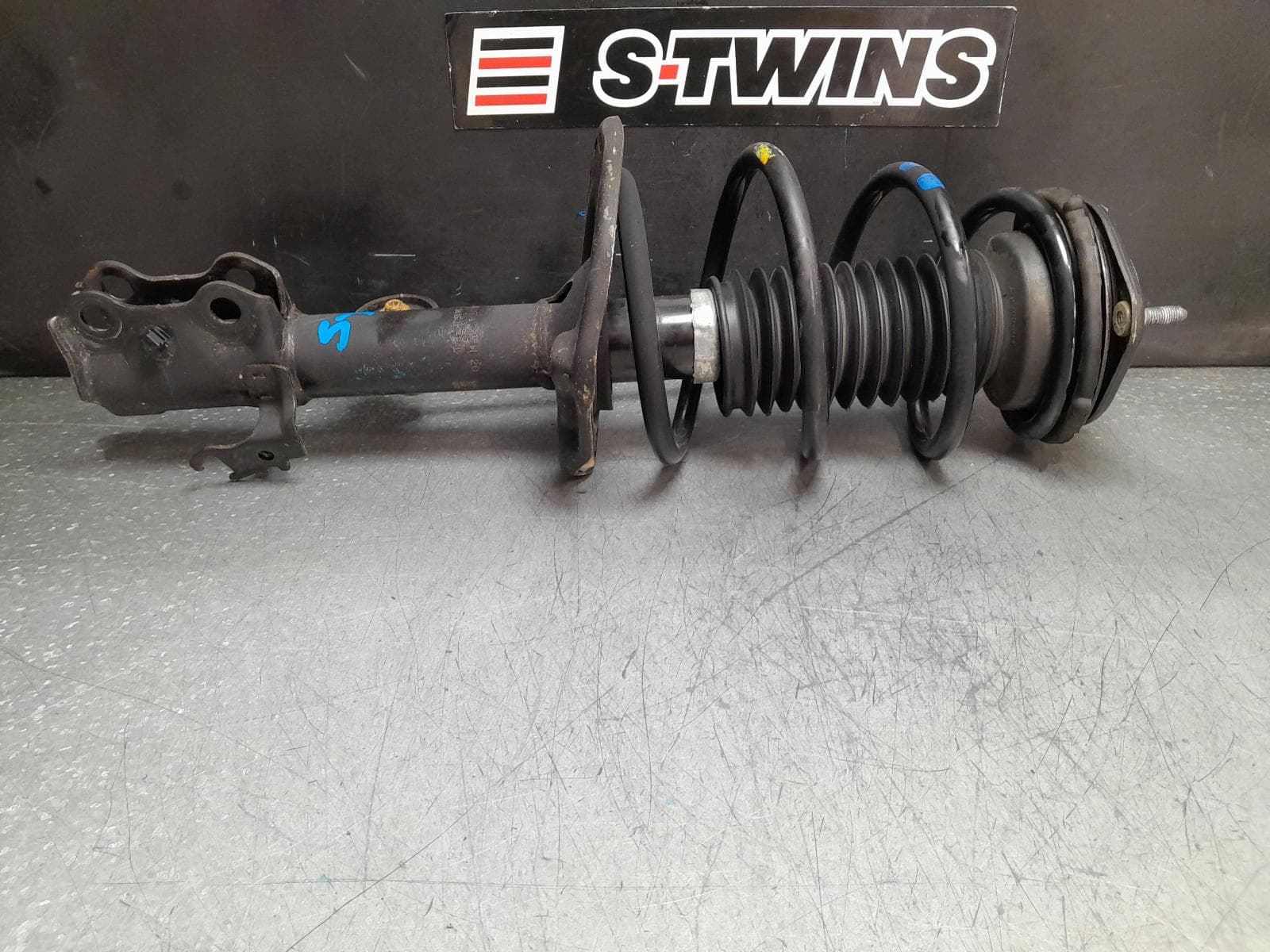 Used auto part listing image: 2014 TOYOTA RAV4 RIGHT FRONT STRUT ALA49R, DIESEL, 10/14-12/18 0000376497