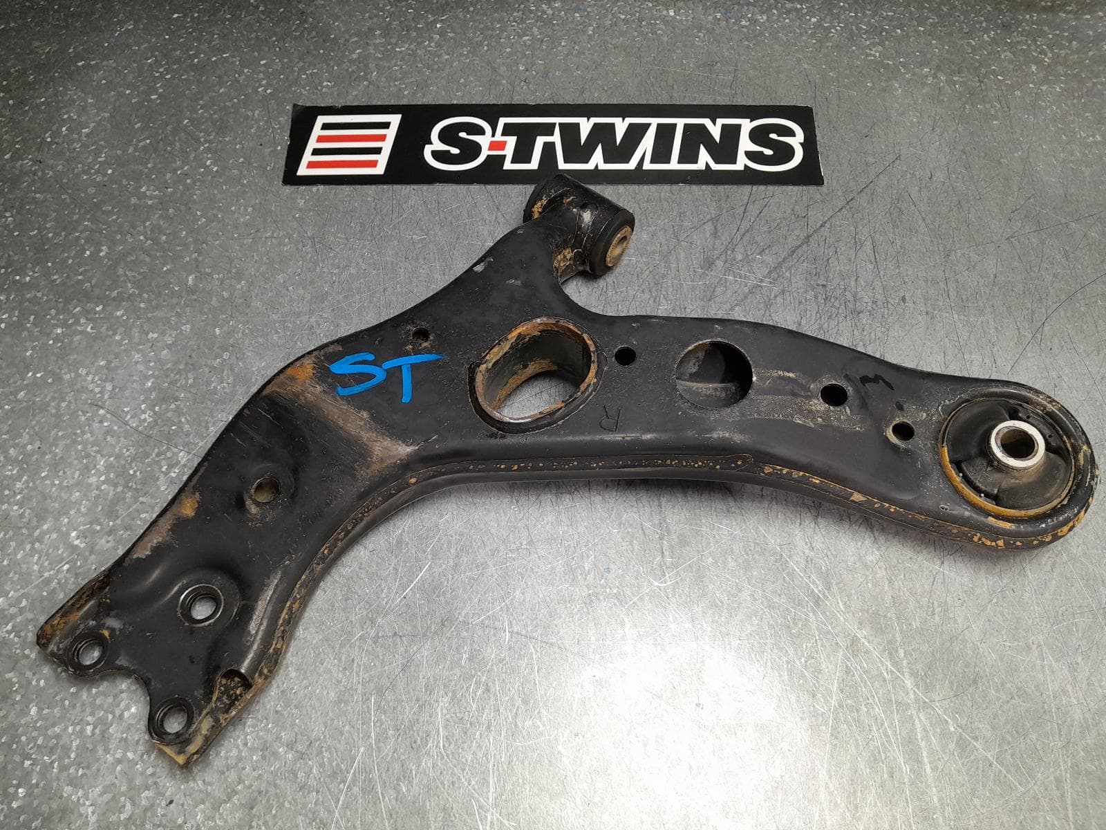 Used auto part listing image: 2014 TOYOTA RAV4 RIGHT FRONT LOWER CONTROL ARM XA40, 12/12-12/18 0000376498