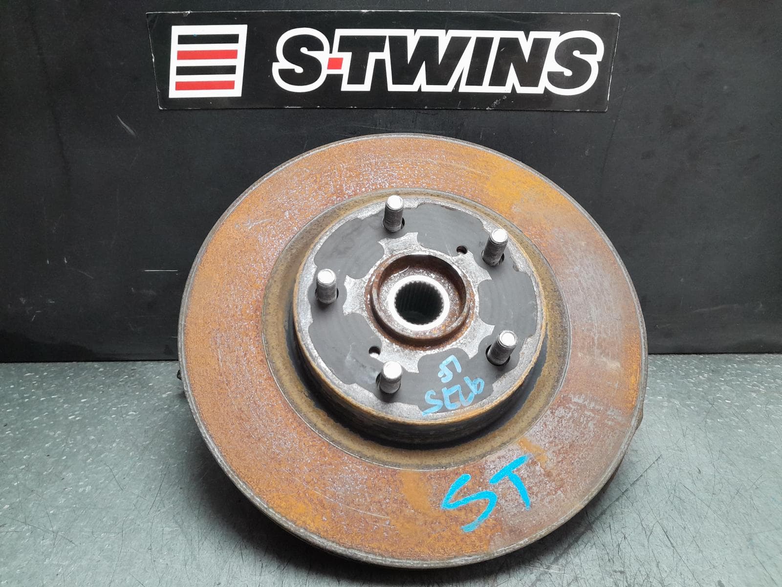 Used auto part listing image: 2014 TOYOTA RAV4 LEFT FRONT HUB ASSEMBLY XA40, AUTO T/M, 4WD, 12/12-12/18 0000376499